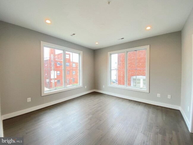 Building Photo - 625 Park Rd NW