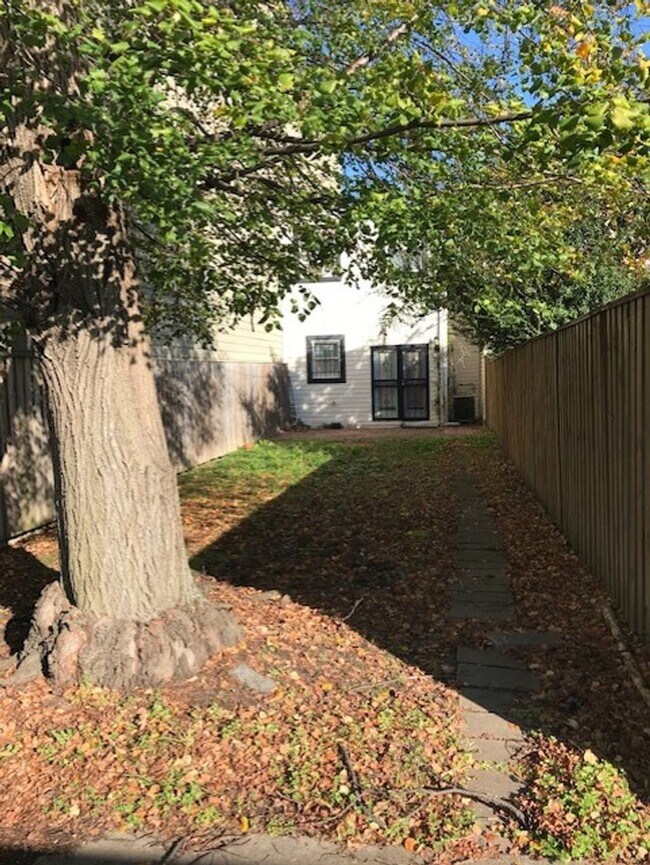 Building Photo - 2 Bed 2.5 Bath row house located just a short distance from RFK stadium in NE Washington, DC.