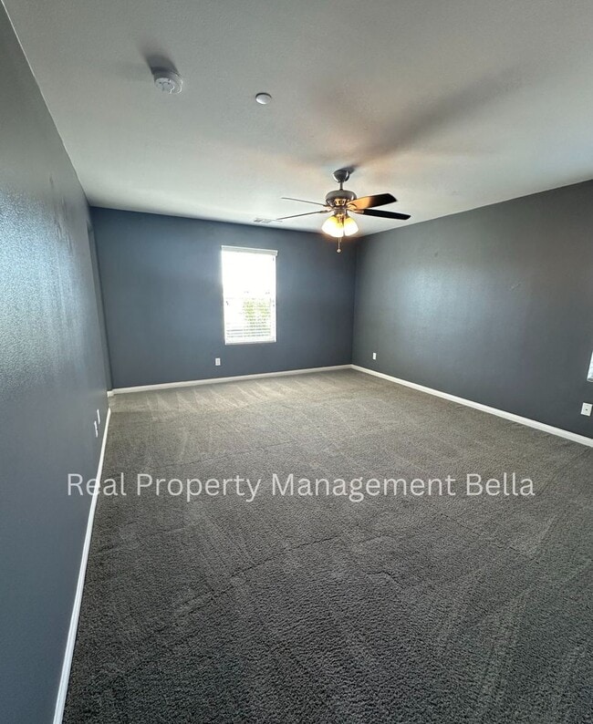 Building Photo - Cul-de-Sac Comfort + Space for Everyone