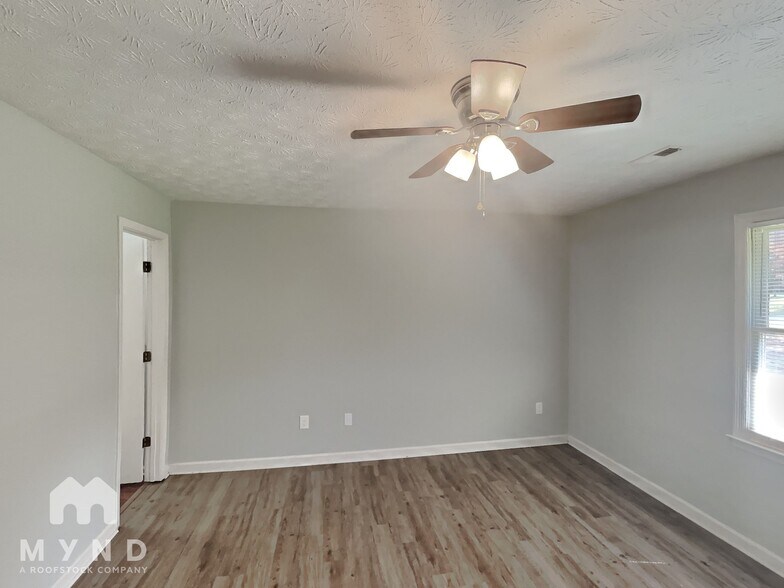 Building Photo - 65 Mountain View Cir