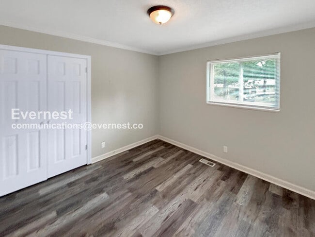 Building Photo - 2913 Debra Dr