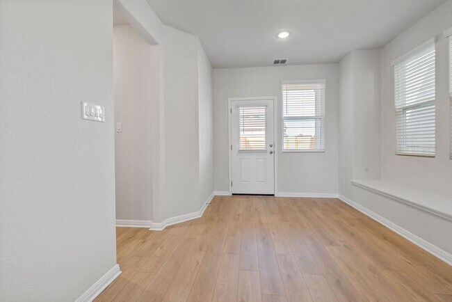 Building Photo - 104 Woodrow Ln