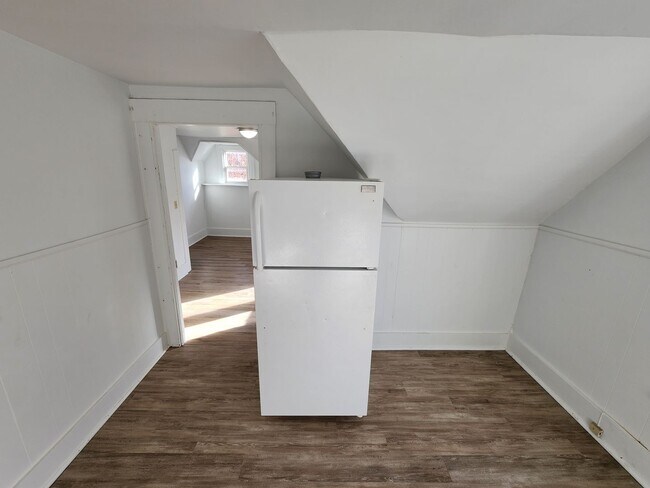 Building Photo - Spacious 2-Bedroom, 1-Bathroom Home AVAILA...