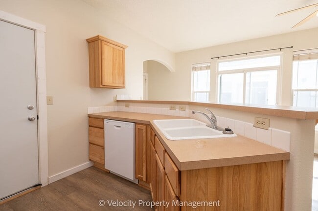 Building Photo - 1025 NE Rambling Ln