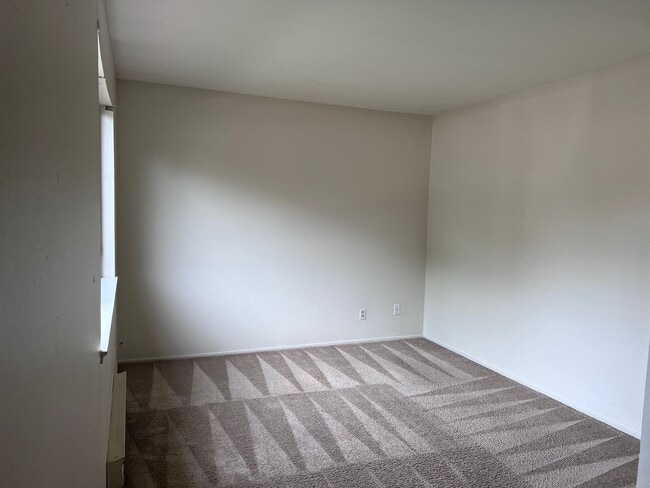 Building Photo - Large 3BR/2BA Townhouse, 2 Car Garage, Was...