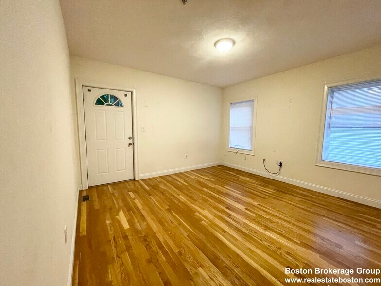 Building Photo - 128 Hillside St