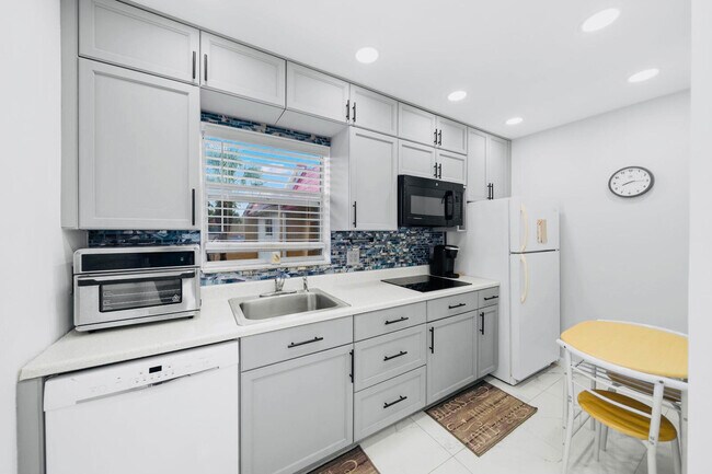 Building Photo - 129 Lake Carol Dr