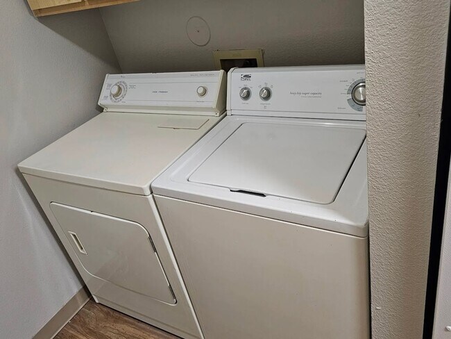 Building Photo - Life Just Got Better Come See For Yourself At Powell Court Apartments!!