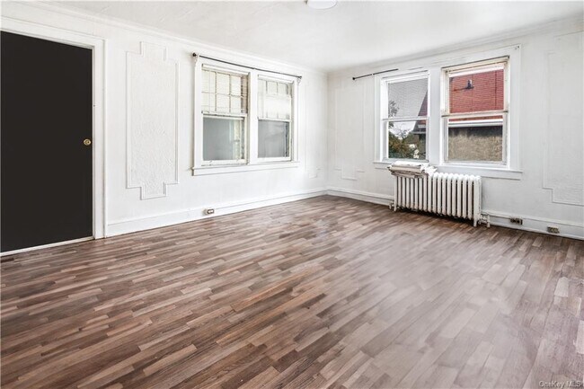 Building Photo - 218 E 4th St