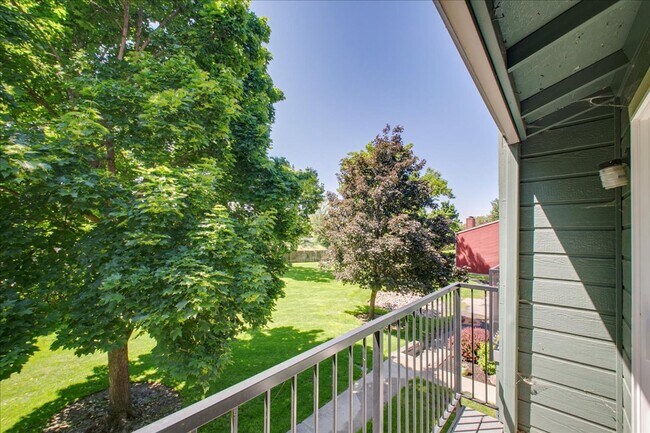 Building Photo - Bright & Stylish Townhome in the Heart of ...