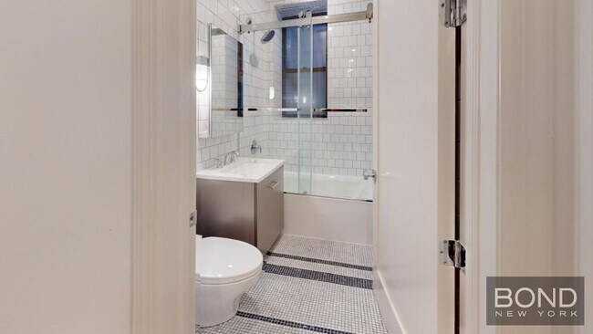 Building Photo - 250 W 91st St