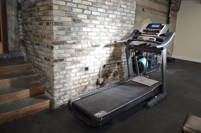 Building Photo - 1512