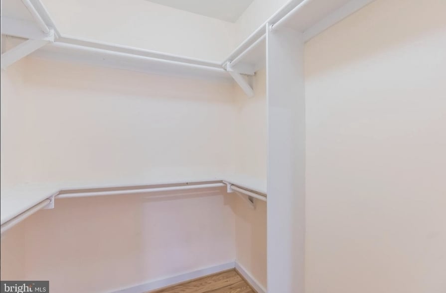 Building Photo - 302 Todd Pl NE