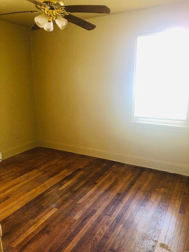 Building Photo - Adorable 3 bdrm/1bath House with Huge Back...