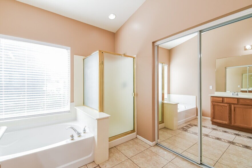 Building Photo - 10047 E Lakeview Ave