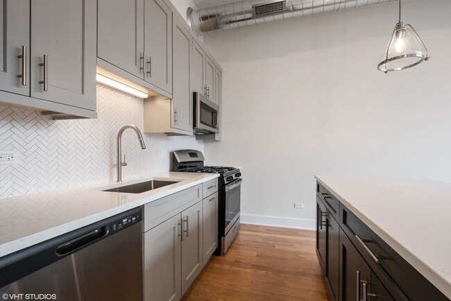 Building Photo - Beautiful 3 Bed 2 Bath Duplex unit in Heart of Lincoln Square