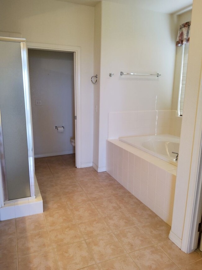 Building Photo - Beautiful house in great neighborhood with...