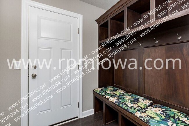 Building Photo - 4721 NE Oak Dr