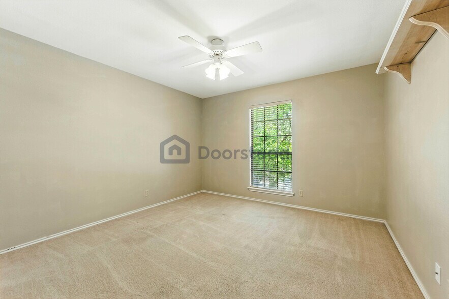 Building Photo - 2326 Oak Castle