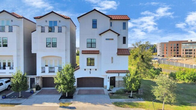 Building Photo - 631 N Live Oak St
