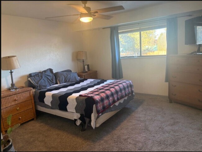 Building Photo - 4 bedroom 2 story home