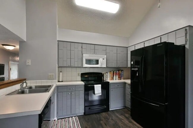 Building Photo - Prime Papillion Location Near Schools & Amenities