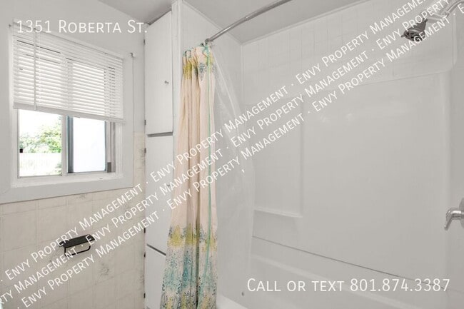 Building Photo - 1351 Roberta St