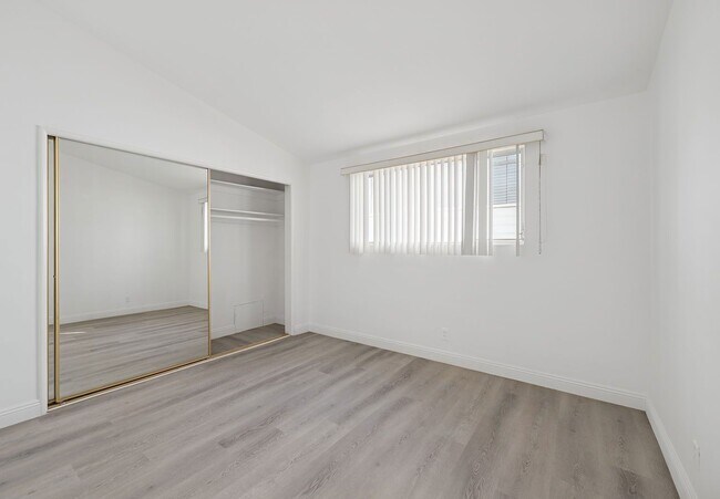 Building Photo - 333 Rexford Dr