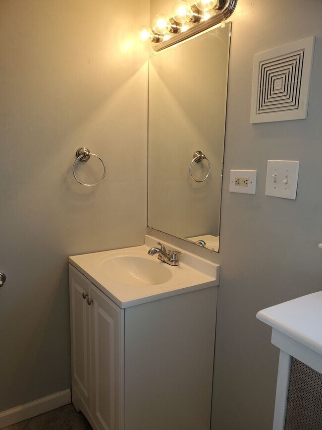 Building Photo - 839 E Walnut St