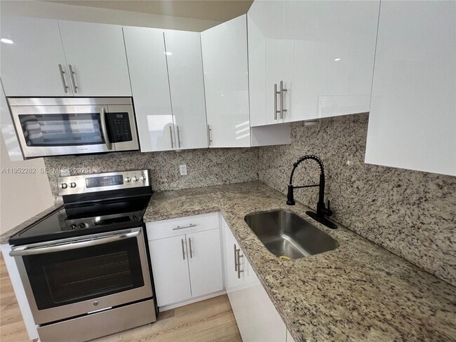 Building Photo - 3297 SW 26th St