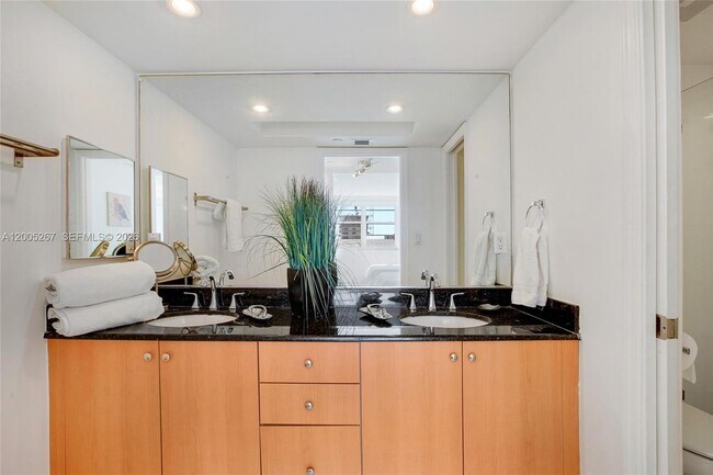 Building Photo - 6917 Collins Ave