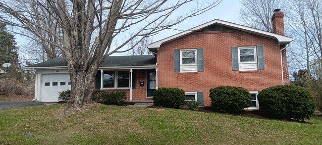 Building Photo - Christiansburg, 3 BR / 2 BA, Available Now