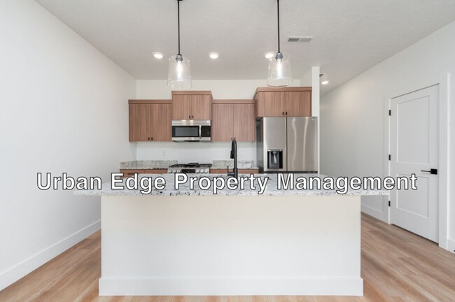 Building Photo - 2 bed 2.5 bath cute row home