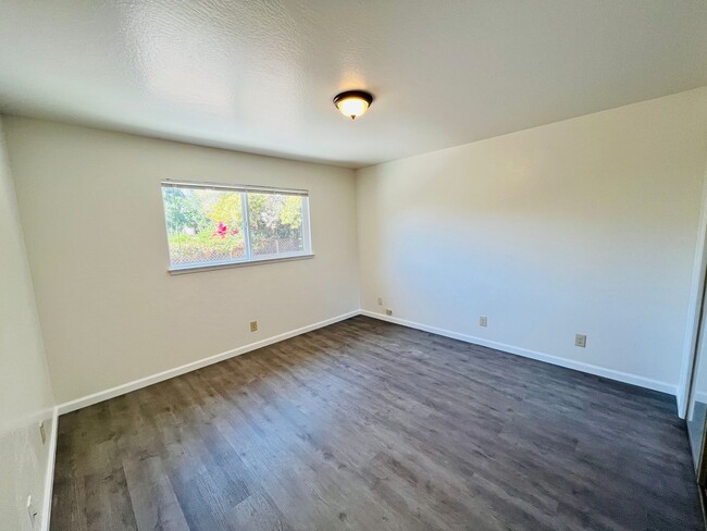 Building Photo - 108 Gladys Ave