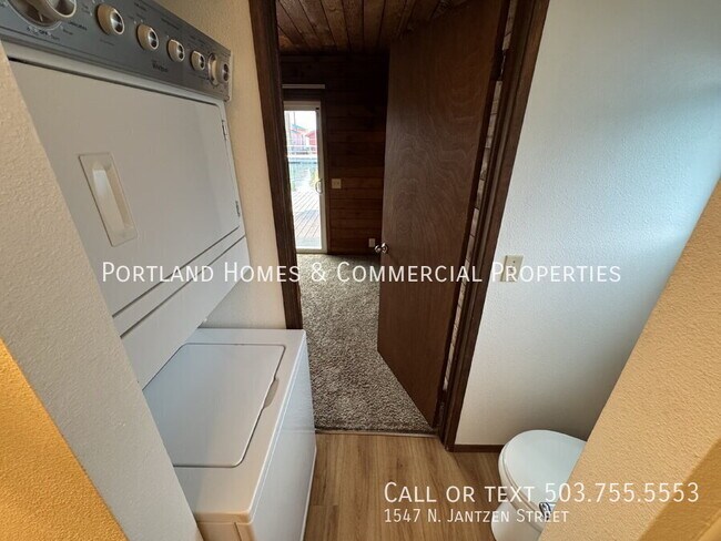 Building Photo - 1547 N Jantzen St