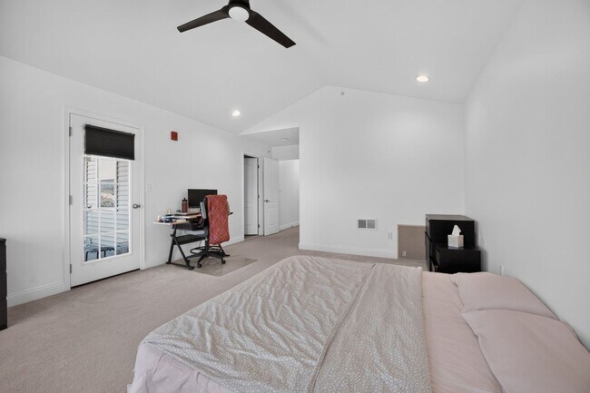 Building Photo - Spacious 3BR Condo in Westborough