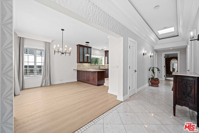 Building Photo - 420 S Beverwil Dr