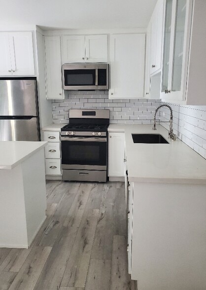 Building Photo - 8616 Holloway Dr
