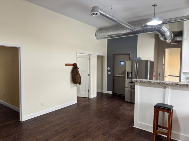 Building Photo - 647 York Ave