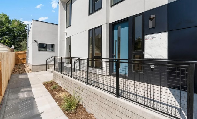 Building Photo - Modern 2 bed, 2.5 bath w/ rooftop!