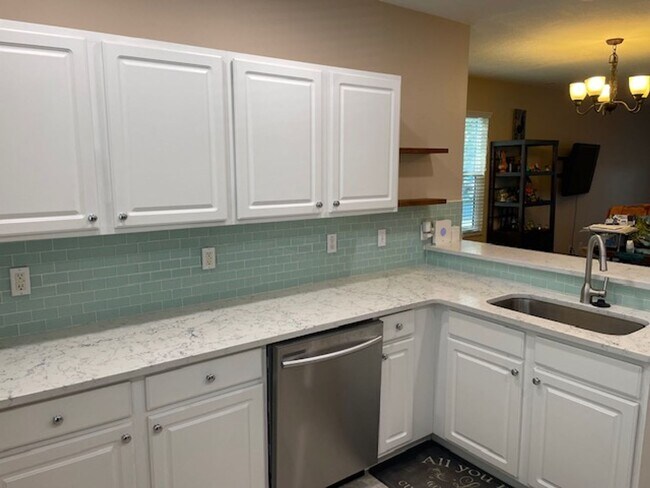 Building Photo - 2 Bedroom 2 1/2 Bath Townhouse in ST, next to MacDill Air Force Base