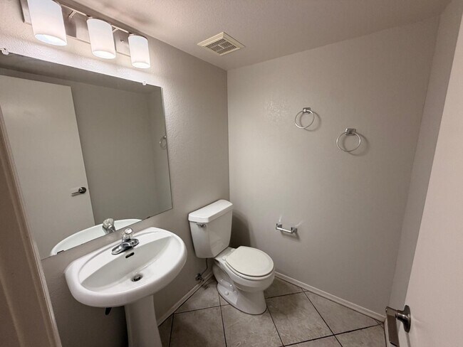 Building Photo - 7611 W Cinnabar Ave