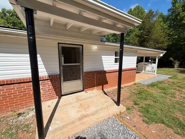 Building Photo - Hamptonville - HWY 901 - 3 Bedroom/ 1 Bathroom
