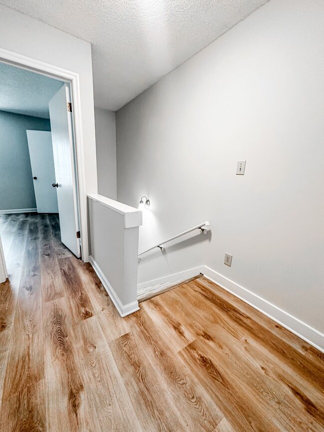 Building Photo - 2/1.5 Oakwood Townhome