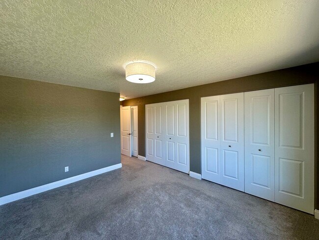 Building Photo - 2710 Lakeridge Ln