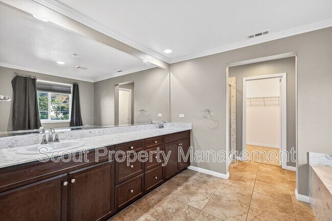 Building Photo - 39012 Crown Ranch Rd