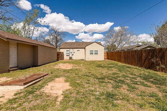 Building Photo - Cute 2 Bedroom Close to Texas Tech