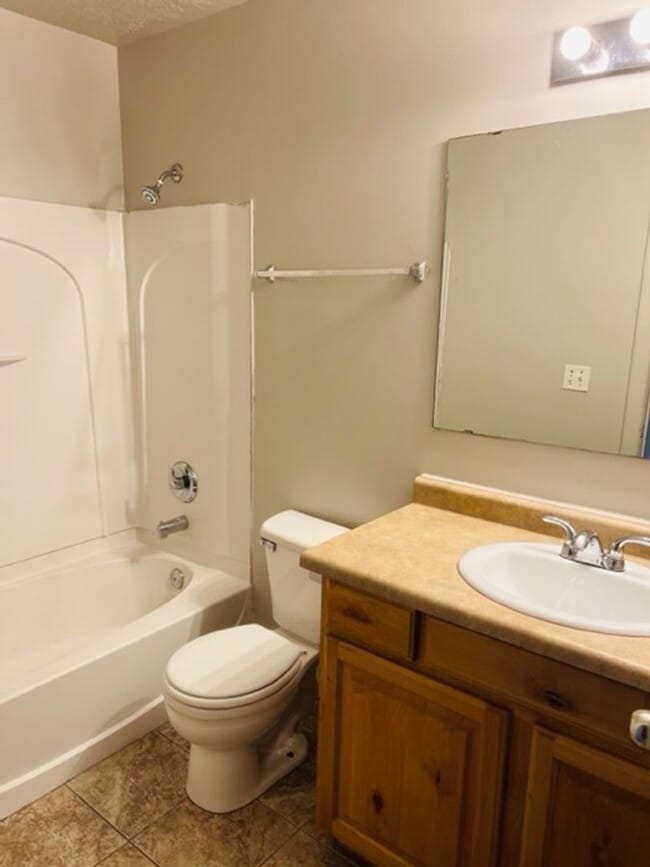 Building Photo - Beautiful town house with central air.