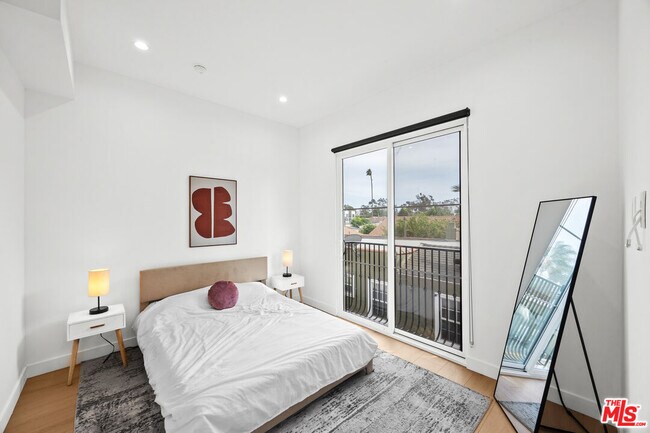 Building Photo - 2324 S Dunsmuir Ave