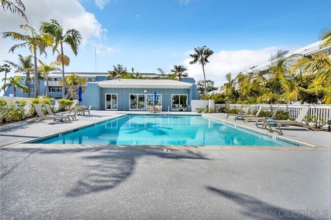 Building Photo - Stunning Condo on the Bay